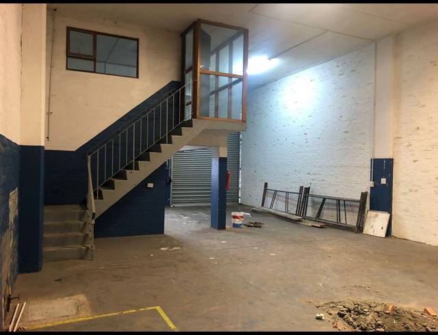 140M² WAREHOUSE RENTED IN SALT RIVER
